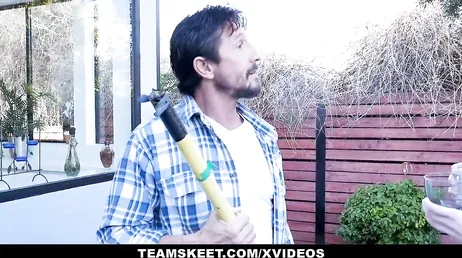 Opa is dik, maar hij neukt zijn kleindochter goed.