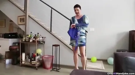 Il adore attraper une bonne bite et lui faire une branlette.