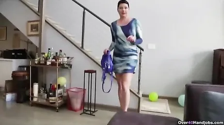 Il adore attraper une bonne bite et lui faire une branlette.