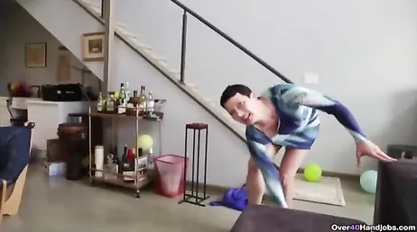 Il adore attraper une bonne bite et lui faire une branlette.