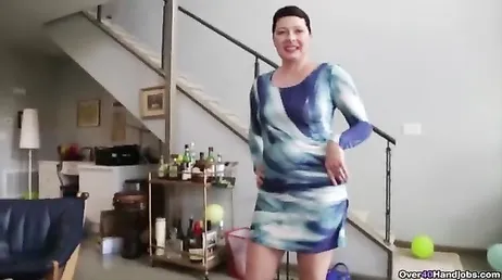 Il adore attraper une bonne bite et lui faire une branlette.