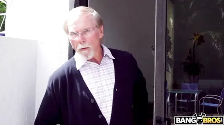 Cette jeune femme sait très bien traiter son grand-père, quelle pipe !