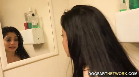 Nadia Ali, eine arabische Frau, die von mehreren Schwarzen gleichzeitig gefickt wird.