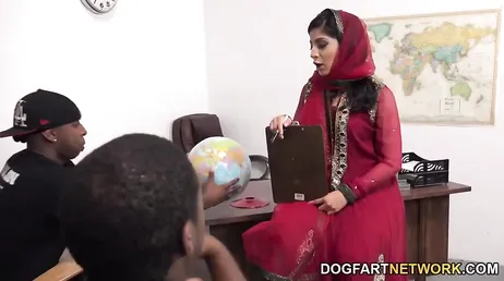 Nadia Ali, eine arabische Frau, die von mehreren Schwarzen gleichzeitig gefickt wird.