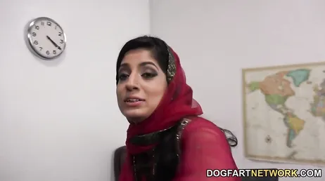 Nadia Ali, eine arabische Frau, die von mehreren Schwarzen gleichzeitig gefickt wird.