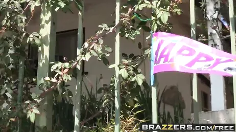 Heel hard neuken in het zwembad, wat een opwinding geeft het hem..