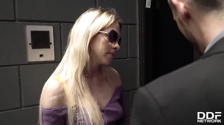 Deze man heeft geen genade met de blondine, op handen en voeten, ugh!