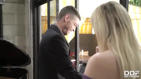Deze man heeft geen genade met de blondine, op handen en voeten, ugh!
