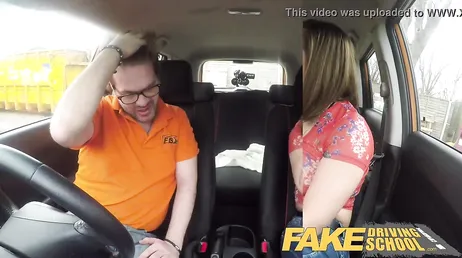 Voici comment une femme espagnole mature approuve son permis de conduire