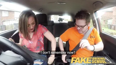 Voici comment une femme espagnole mature approuve son permis de conduire