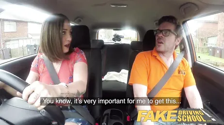Voici comment une femme espagnole mature approuve son permis de conduire