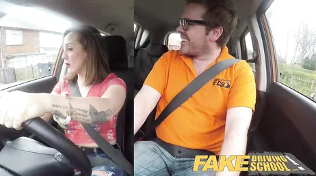 Voici comment une femme espagnole mature approuve son permis de conduire