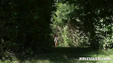 Baiser près d'une rivière, comme tout est romantique... Comme c'est beau !