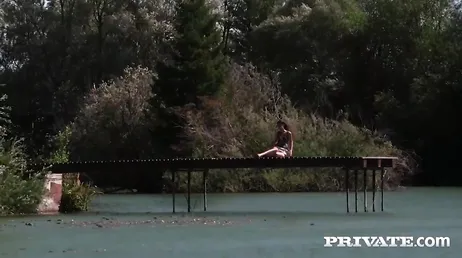 Baiser près d'une rivière, comme tout est romantique... Comme c'est beau !