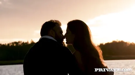 Baiser près d'une rivière, comme tout est romantique... Comme c'est beau !