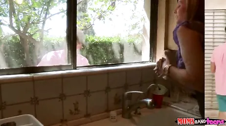 Allez maman, pendant que tu y es, baisons tous les deux mon copain...