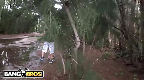 Kendra Lust wird von Sean Lawless mitten im Wald gefickt.