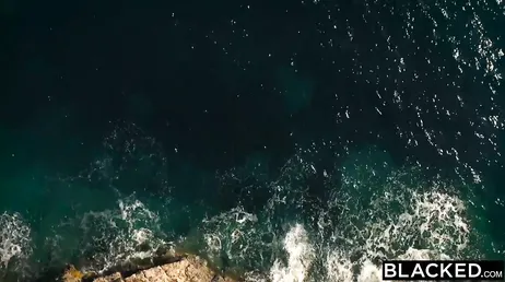 Sie fährt alleine in den Urlaub, damit sie schwarze Kerle ficken kann!