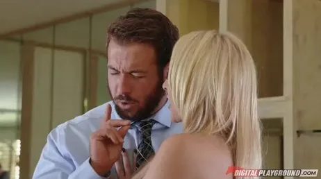 Alix Lynx riceve il venditore che vuole scoparlo..