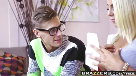Der Junge scheint dumm zu sein... Aber was für einen verdammten Schwanz er hat...