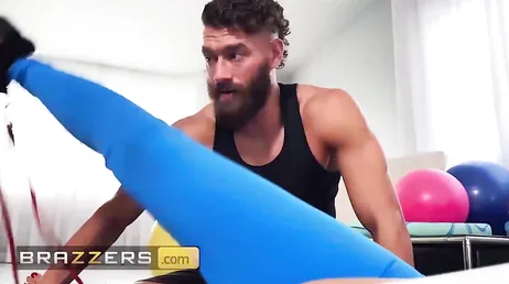 La lezione di yoga con Alexis Fawx termina con una gran scopata..