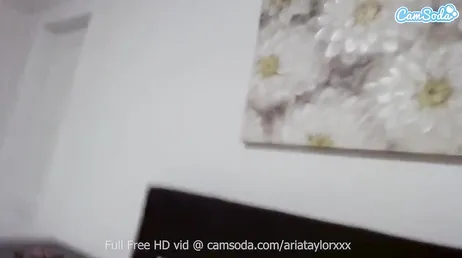Busty Aria Taylor gillar att visa upp sig på webbkameran.