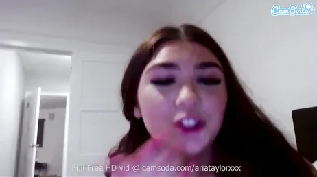 Busty Aria Taylor gillar att visa upp sig på webbkameran.