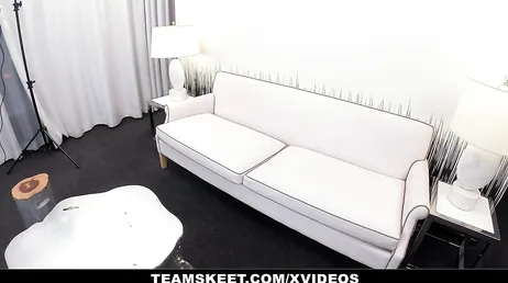 Ung rödhårig dyker upp för denna porrcasting, uuuf!