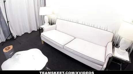 Ung rödhårig dyker upp för denna porrcasting, uuuf!
