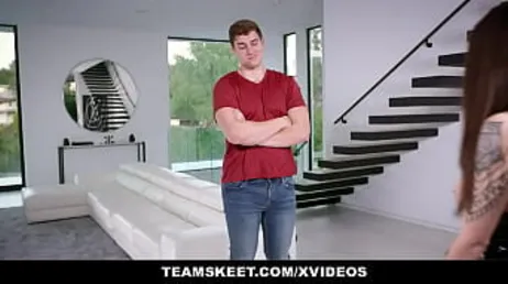 Tre väldigt slampiga tjejer bara för honom... Jävlen kan klaga!