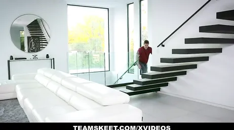 Tre väldigt slampiga tjejer bara för honom... Jävlen kan klaga!