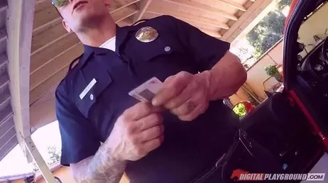 Han mutar polisen med det han kan bäst.. Bra avsugning!