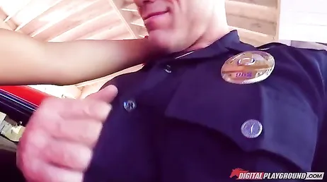 Han mutar polisen med det han kan bäst.. Bra avsugning!