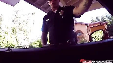 Han mutar polisen med det han kan bäst.. Bra avsugning!