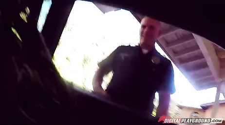 Han mutar polisen med det han kan bäst.. Bra avsugning!