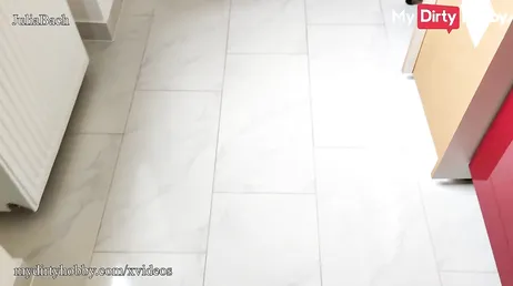 Na cozinha, ela chupa o padrasto e faz sexo com ele.