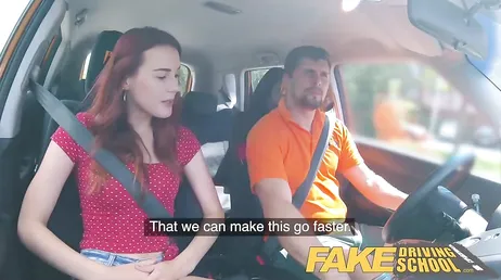 Ze heeft seks met de rijschoolexaminator, wat een slet!