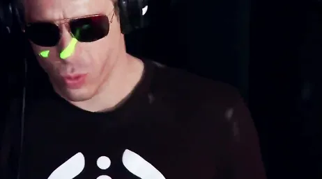 De DJ op het feest heeft een ontmoeting met twee geile meiden..