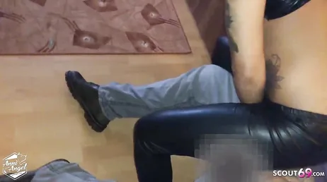 Alla fine gli fa una bella sborrata su quei pantaloni