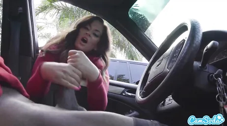 Ich ging alleine die Straße entlang, als dieser Mann in sein Auto stieg ...