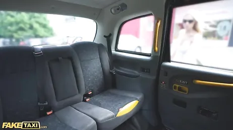 El taxista no deja de mirarme por el retrovisor, creo que le he gustado