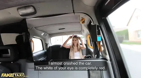 El taxista no deja de mirarme por el retrovisor, creo que le he gustado