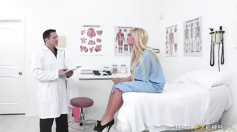 Tasha Reign imagina seu médico transando com ela com força..
