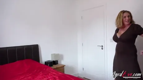 Una coppia matura inizia a registrare il loro video porno fatto in casa..