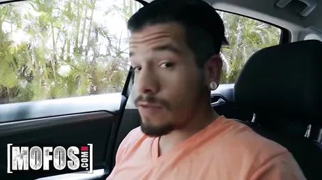 Estaba durmiendo su prima y juega con su coñito .., uuf !!