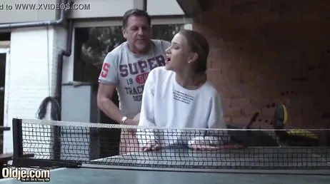 De kleindochter verliest het pingpongspel en de oude man neukt haar..