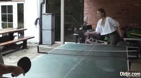 De kleindochter verliest het pingpongspel en de oude man neukt haar..