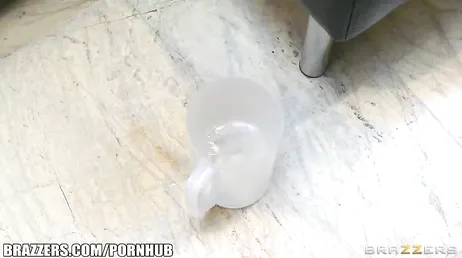 O pau enorme que esse encanador tem não é normal.
