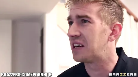 O pau enorme que esse encanador tem não é normal.
