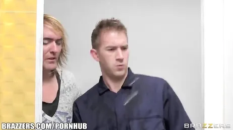 O pau enorme que esse encanador tem não é normal.